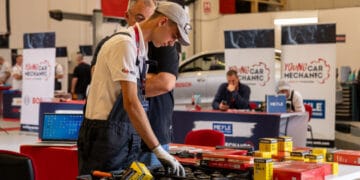 Tinerii din România pasionați de mecanică auto! Record naţional la înscrieri