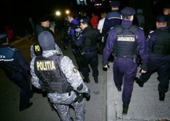 Zeci de mascați și polițiști au intervenit în forță într-un oraș al României! Opt persoane au fost duse la audieri