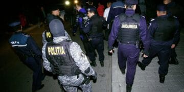 Zeci de mascați și polițiști au intervenit în forță într-un oraș al României! Opt persoane au fost duse la audieri