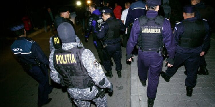 Zeci de mascați și polițiști au intervenit în forță într-un oraș al României! Opt persoane au fost duse la audieri