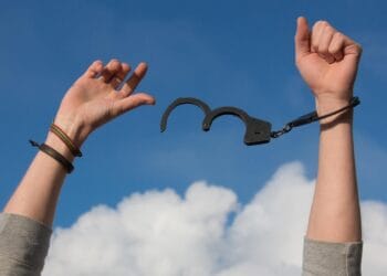 DIICOT a mai dat o lovitură! A extras de pe piață doi bărbați care vindeau „vise frumoase”