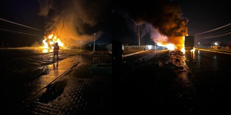 Accident mortal. Două camioane s-au ciocnit după care au ars ca o torță. Șoferii au murit pe loc