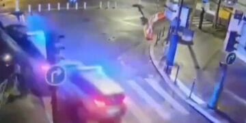 Imagini șocante. O urmărire în trafic s-a finalizat cu un accident major și zeci de victime