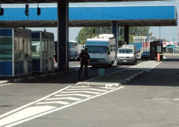 Peste 14 kilograme de aur depistate la un român. Aurul de contrabandă a fost confiscat de vameși