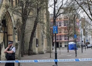 Descoperire șocantă. Un bebeluș a fost găsit abandonat într-o sacoșă pentru cumpărături în fața unei biserici