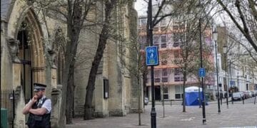 Descoperire șocantă. Un bebeluș a fost găsit abandonat într-o sacoșă pentru cumpărături în fața unei biserici