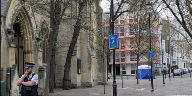 Descoperire șocantă. Un bebeluș a fost găsit abandonat într-o sacoșă pentru cumpărături în fața unei biserici