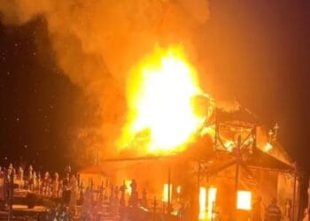 O biserică veche de 200 de ani a fost distrusă din temelii de un incendiu devastator