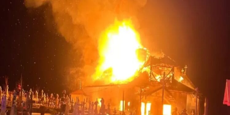 O biserică veche de 200 de ani a fost distrusă din temelii de un incendiu devastator