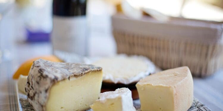 Trucuri simple de care nu știai. Cum scapi rapid de sarea din brânză fără a-i elimina gustul. Totul se vinde la preț de ocnă