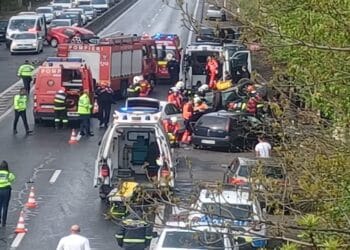Carambol pe un pod foarte tranzitat. Șase mașini lovite de un șofer care a pus brusc frână