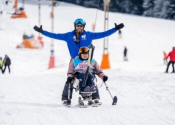 PREMIERĂ în România. A avut loc prima competiție oficială de schi adaptat persoanelor cu dizabilități locomotorii