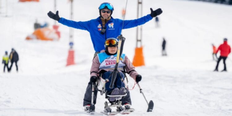 PREMIERĂ în România. A avut loc prima competiție oficială de schi adaptat persoanelor cu dizabilități locomotorii