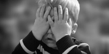 Un copil de numai doi ani și-a pierdut vederea după ce a fost sărutat pe unul din ochi, de o persoană cu o boală pe care o are aproape toată lumea