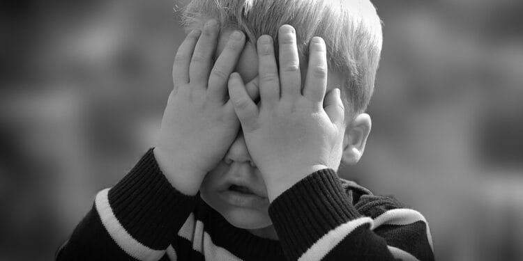 Un copil de numai doi ani și-a pierdut vederea după ce a fost sărutat pe unul din ochi, de o persoană cu o boală pe care o are aproape toată lumea