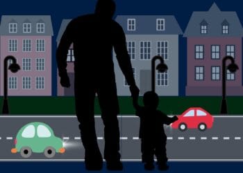 Un copil mic descoperit pe străzi hoinărind cu scutecul murdar. Poliția a intrat pe fir și au dat peste o tragedie înfiorătoare