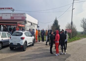 Cozi ca pe vremea lui Ceaușescu la magazinul de la graniță. Pentru ce produs e isterie totală? Oamenii își fac provizii serioase