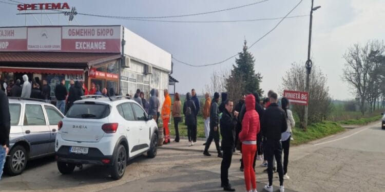 Cozi ca pe vremea lui Ceaușescu la magazinul de la graniță. Pentru ce produs e isterie totală? Oamenii își fac provizii serioase