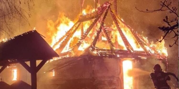 300 de ani de istorie, au ars într-o noapte, în postul Paștelui! Una din cele mai vechi biserici de lemn din România