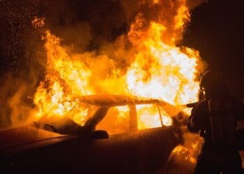 Descoperire șocantă. Cadavre găsite carbonizate în mașină pe câmp