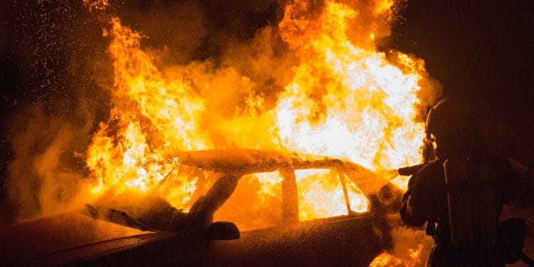 Descoperire șocantă. Cadavre găsite carbonizate în mașină pe câmp