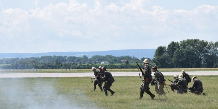 Postări la foc continuu în Facebook, în rândul bărbaților! „Mergem la război”?