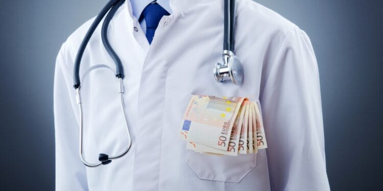 Arși în timpul ”facerii” de DGA! Câți bani cereau medicii trimiși în judecată pentru o operație de cezariană