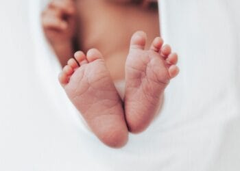 Bebeluș aruncat într-o fosă! Micuțului nu i s-a acordat nicio șansă! Însă…