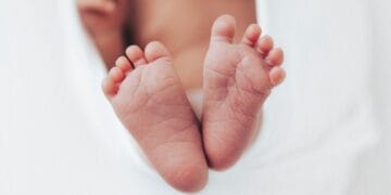 Bebeluș aruncat într-o fosă! Micuțului nu i s-a acordat nicio șansă! Însă…