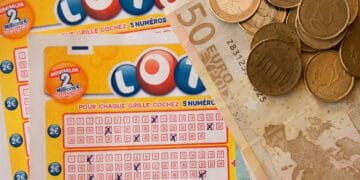 Inteligența artificială le-a ghicit numerele la loto. Trei studenți au dat lovitura vieții apelând la acest serviciu, nu la intuiția lor