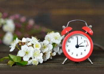 Trecem la ora de vară! Vom dormi o oră mai puțin, în noaptea când se va schimba ora! Sunt însă și beneficii