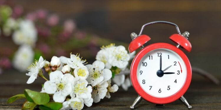 Trecem la ora de vară! Vom dormi o oră mai puțin, în noaptea când se va schimba ora! Sunt însă și beneficii