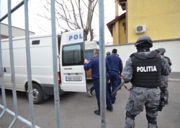 Șef de Șecție de Poliție săltat de mascați din pat. Organiza bairamuri la el acasă unde se consuma stupefiante