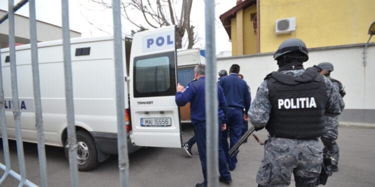 Șef de Șecție de Poliție săltat de mascați din pat. Organiza bairamuri la el acasă unde se consuma stupefiante