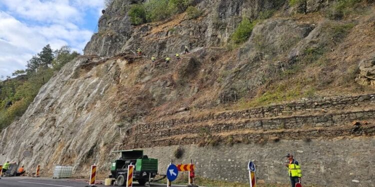 Restricții care dau multe bătăi de cap șoferilor pe Valea Oltului. Orele când se poate circula liber pe DN 7