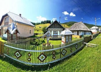 Știai că în România există un sat total neobișnuit? Casele de aici atrag turiștii ca un magnet puternic