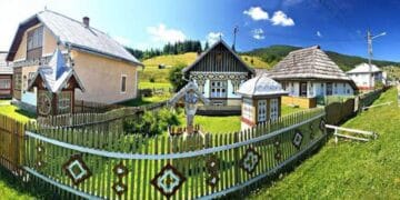 Știai că în România există un sat total neobișnuit? Casele de aici atrag turiștii ca un magnet puternic