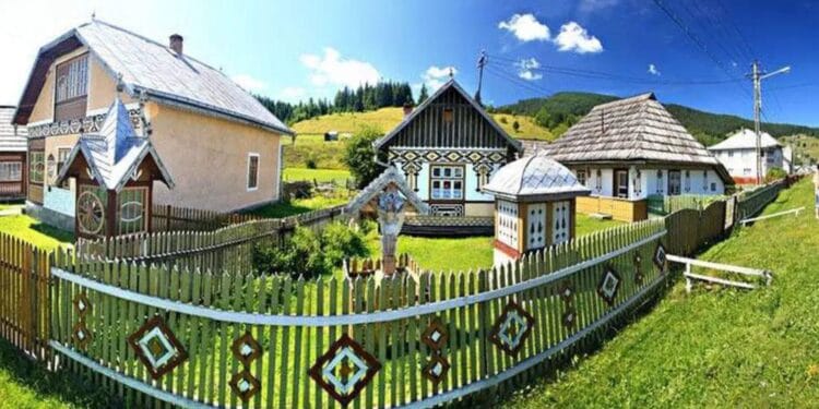 Știai că în România există un sat total neobișnuit? Casele de aici atrag turiștii ca un magnet puternic