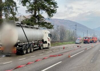 ALERTĂ pe șosele. Scurgeri de acid sulfuric. Oameni evacuați. Trafic restricționat