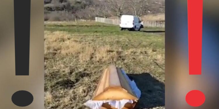 Scene de groază. Un sicriu cu mortul în el a fost abandonat pe marginea drumului. Preotul a refuzat să facă înmormântarea