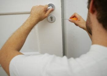 Spargere pe față la miezul nopții. Hoțul a intrat peste proprietar în casă în timp ce acesta se afla pe balcon