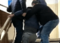 Un bărbat bolnav a fost târât pe scările unei policlinici. Liftul clădirii nu funcționa!
