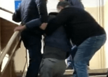 Un bărbat bolnav a fost târât pe scările unei policlinici. Liftul clădirii nu funcționa!