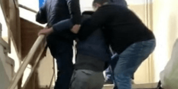 Un bărbat bolnav a fost târât pe scările unei policlinici. Liftul clădirii nu funcționa!