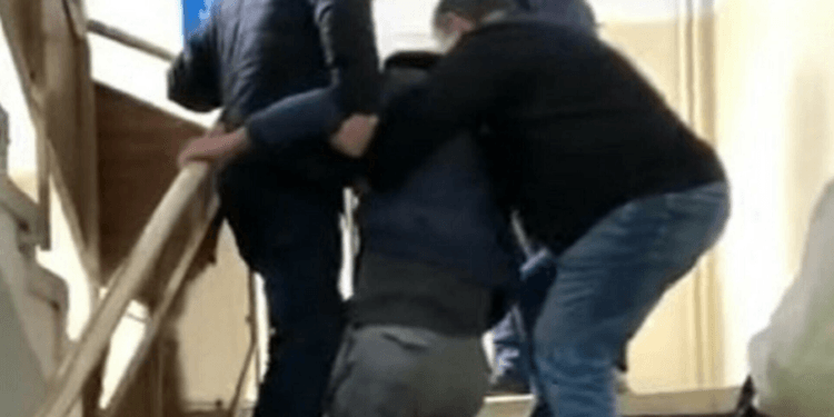 Un bărbat bolnav a fost târât pe scările unei policlinici. Liftul clădirii nu funcționa!