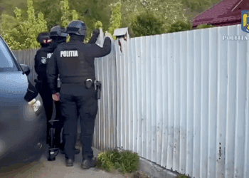 Vindea canabis prin diverse locuri. A intrat în atenția polițiștilor. Acum este reținut! VIDEO