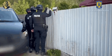 Vindea canabis prin diverse locuri. A intrat în atenția polițiștilor. Acum este reținut! VIDEO