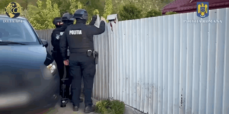 Vindea canabis prin diverse locuri. A intrat în atenția polițiștilor. Acum este reținut! VIDEO