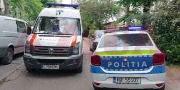 Femeie găsită decedată în apartamentul din București. A fost găsită acoperită cu mai multe haine