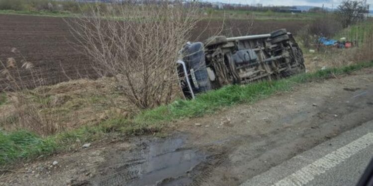 A fost activat PLANUL ROȘU de intervenție! Mai multe persoane se aflau într-un microbuz care s-a răsturnat